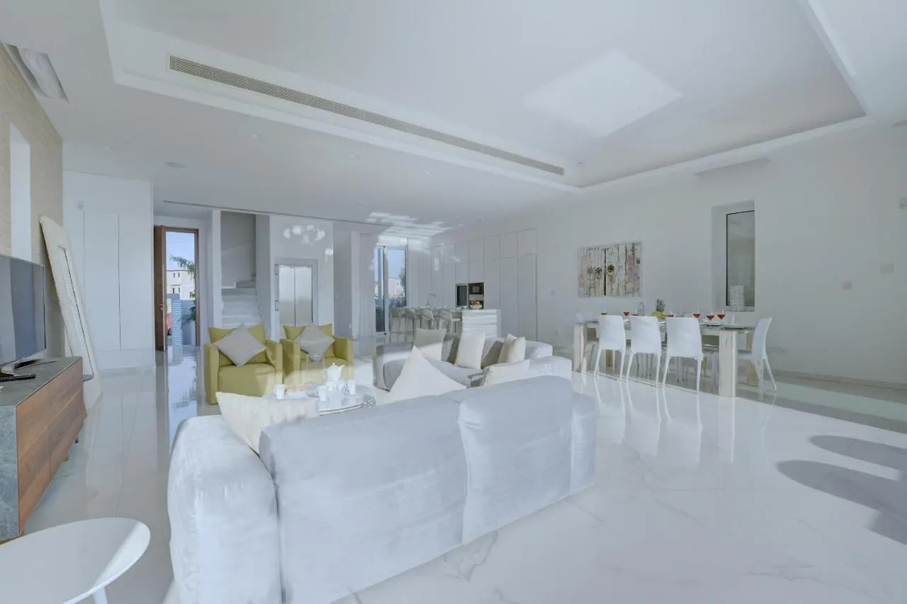 Vila Blue Waves Beachfront Protaras Kypr
