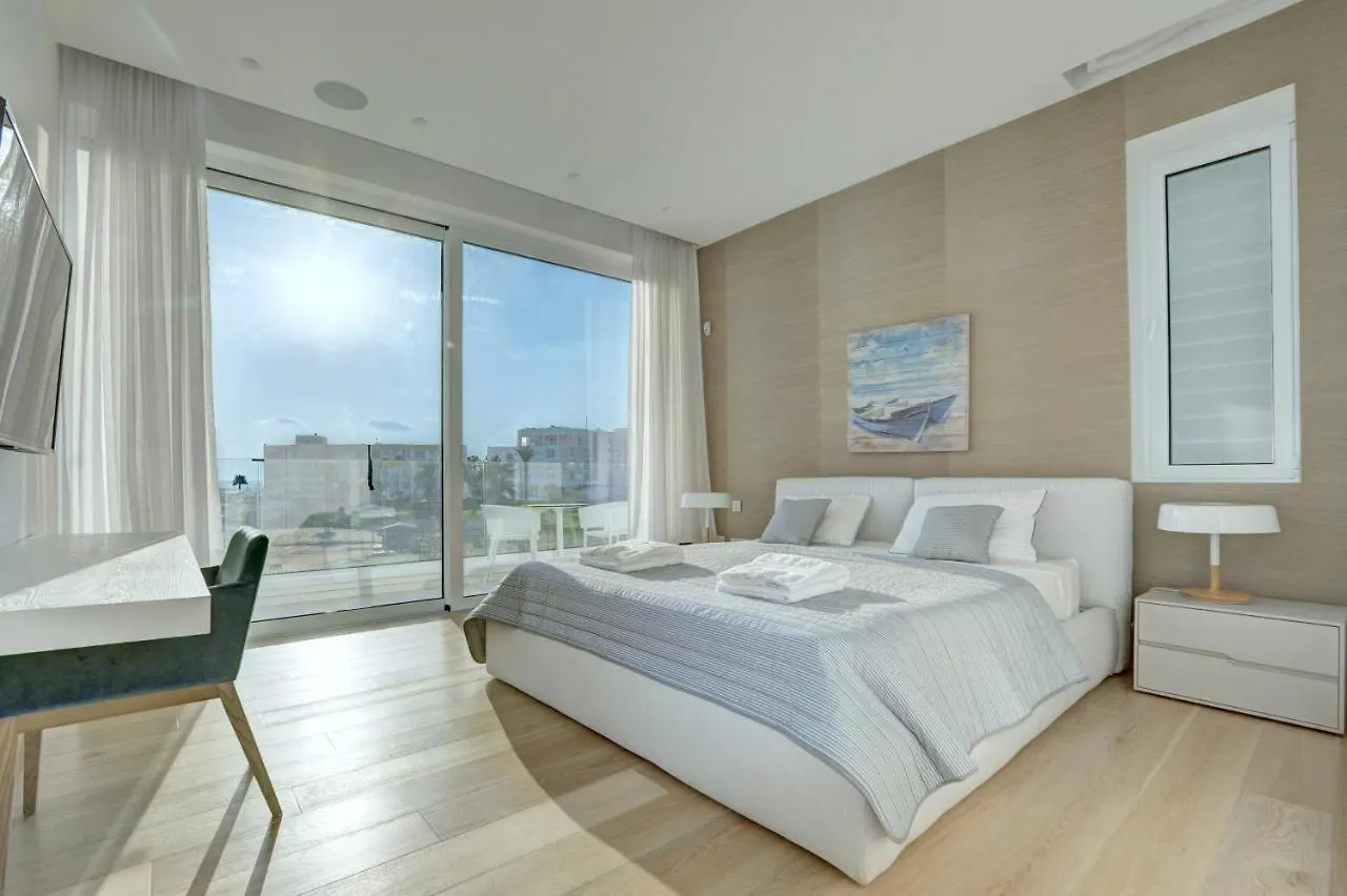 Blue Waves Beachfront Villa Protaras 0*,